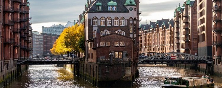 Hamburg Elbe, im Hintergrund Elbphilharmonie