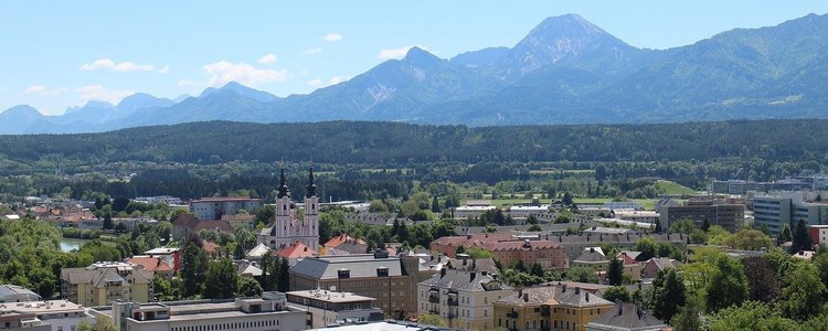 Stadt mit Bergen im Hintergrund