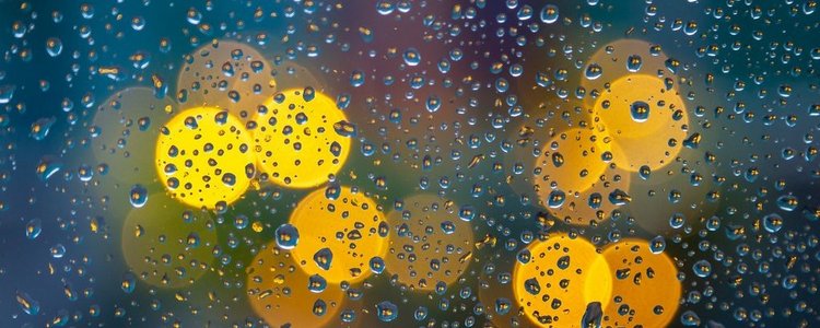 Wassertropfen und gelbe Lichtpunkte