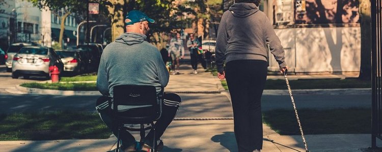 Zwei Personen mit Mobilitätshilfen