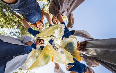 Jugendliche mit Müllsäcken in der Hand