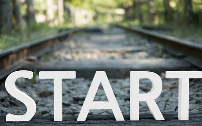 Schriftzug "Start" auf Gleisen