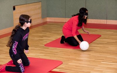 Schülerinnen mit einem Ball