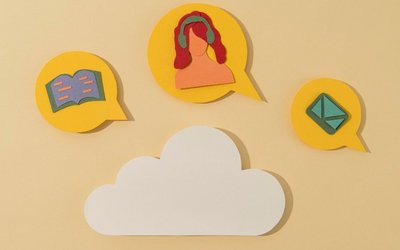 Stilleben mit einer Wolke und Social-Media-Symbolen