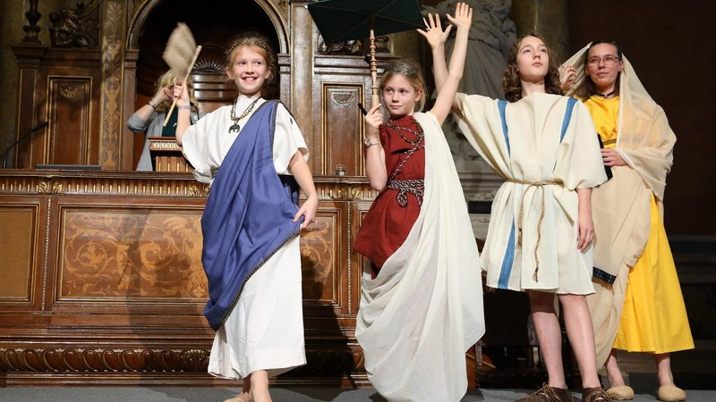 Vier Kinder in prähistorischer Kleidung