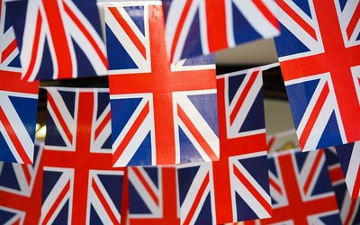 Hängende britische Flaggen