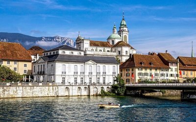 Aussicht auf Fluss und Brücke mit Blick auf Kathedrale