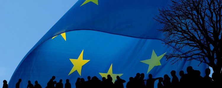 EU-Fahne darunter Schatten von Menschen