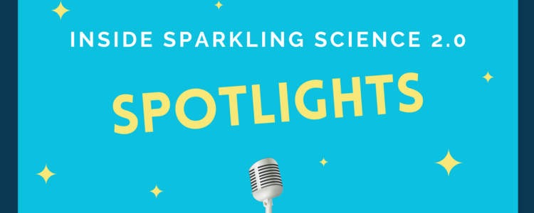Schrift "Inside Sparkling Science 2.0 - Spotlights", mit Sternchen im Hintergrund und einem Mikro