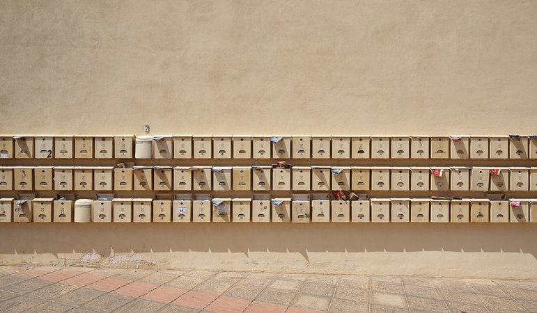 Viele Postkästen an Mauer