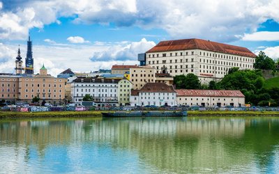 Ansicht von Linz mit Donau im Vordergrund