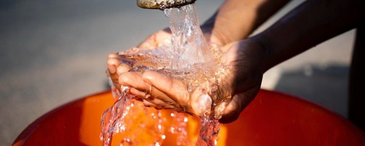 Hände unter laufendem Wasserhahn