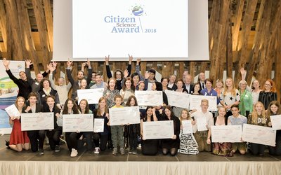 Gruppenfoto mit allen Gewinnerinnen und Gewinnern der Citizen Science Awards 2018
