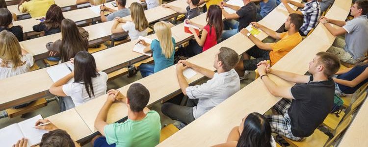 Studentinnen und Studenten in einem Hörsaal